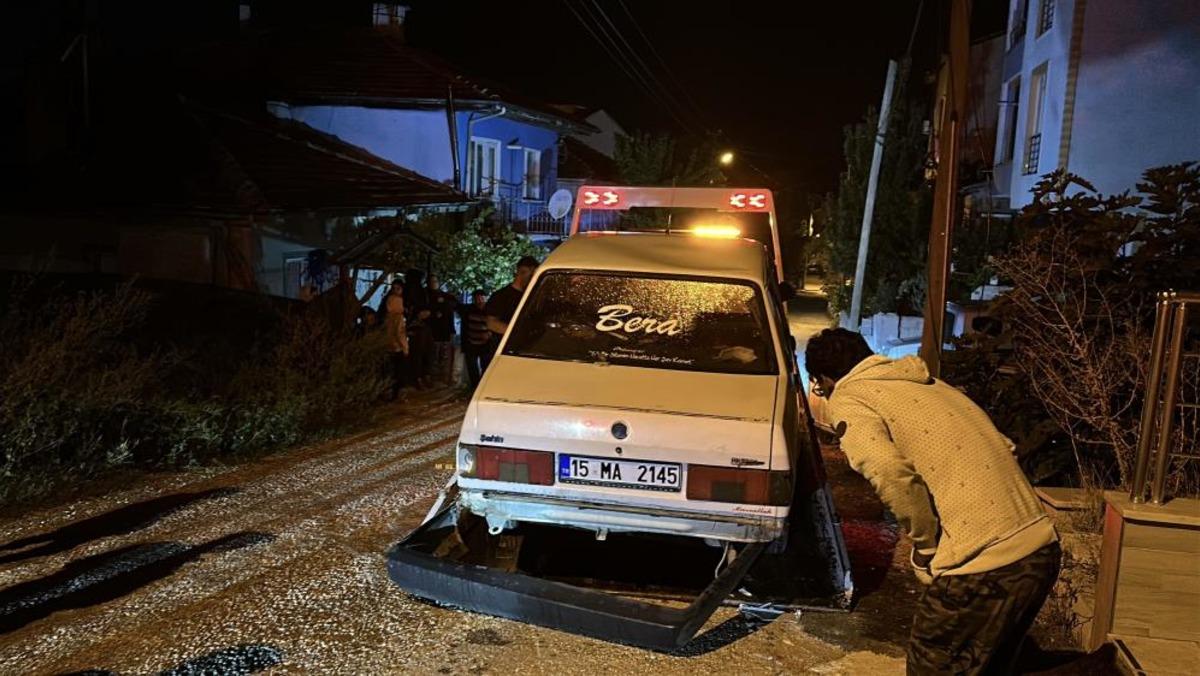 Direksiyona alkoll&uuml; ge&ccedil;ti, 2 araca &ccedil;arpıp yaya olarak ka&ccedil;tı 2