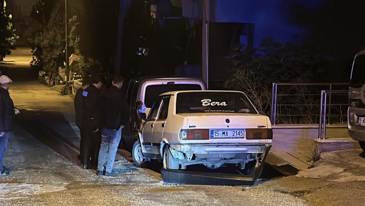 Direksiyona alkoll&uuml; ge&ccedil;ti, 2 araca &ccedil;arpıp yaya olarak ka&ccedil;tı 1