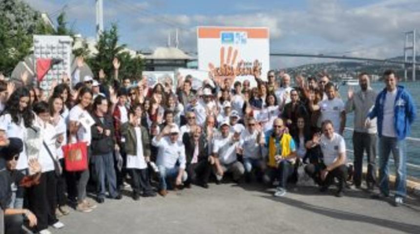 Engellilerin klasik otomobillerle sahil turu keyfi