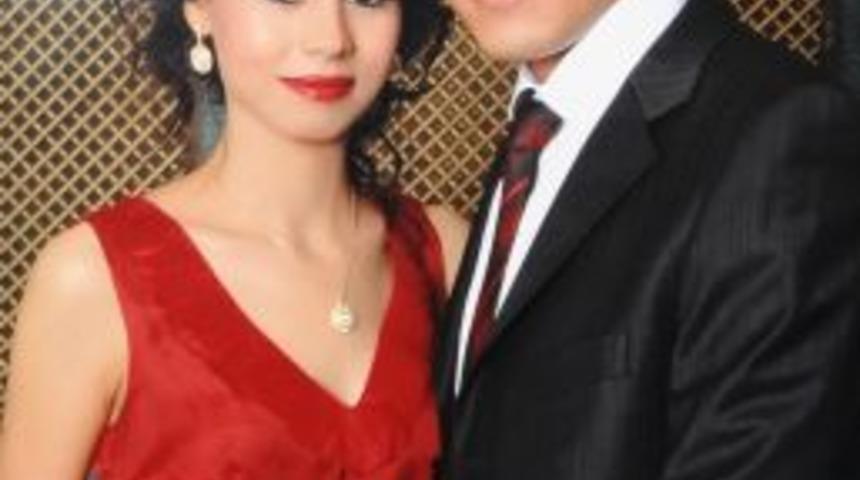 &Ccedil;eyizi depremde g&ouml;&ccedil;&uuml;k altında kaldı, duvağı tabutuna serildi