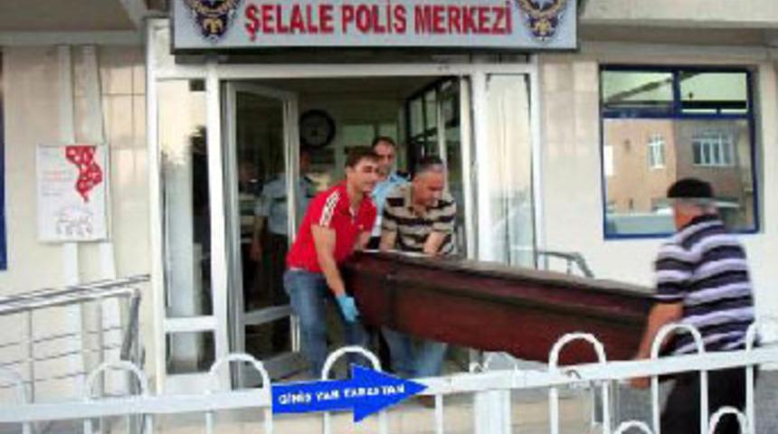 Karakolda fenalaşan turist &ouml;ld&uuml;