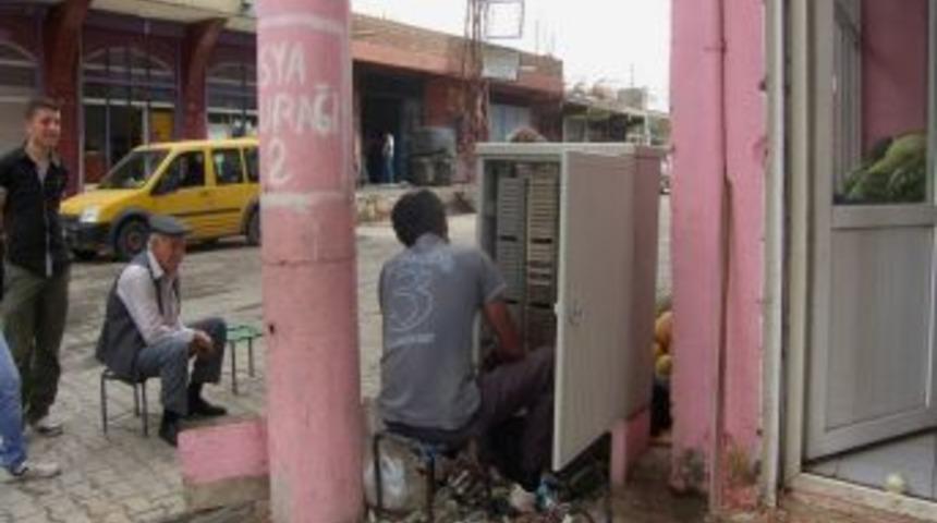 Silopi’de göstericiler Telekom panosunu tahrip etti