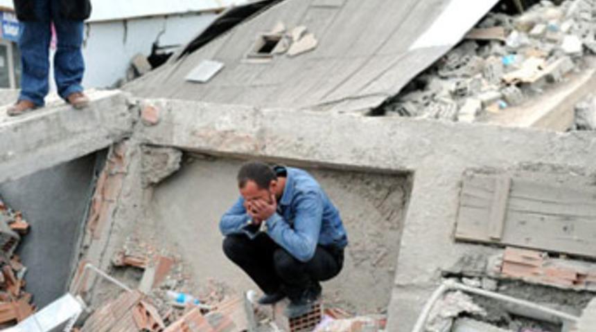 Depremden 2 g&uuml;n sonra 7 katlı bir bina &ccedil;&ouml;kt&uuml;!