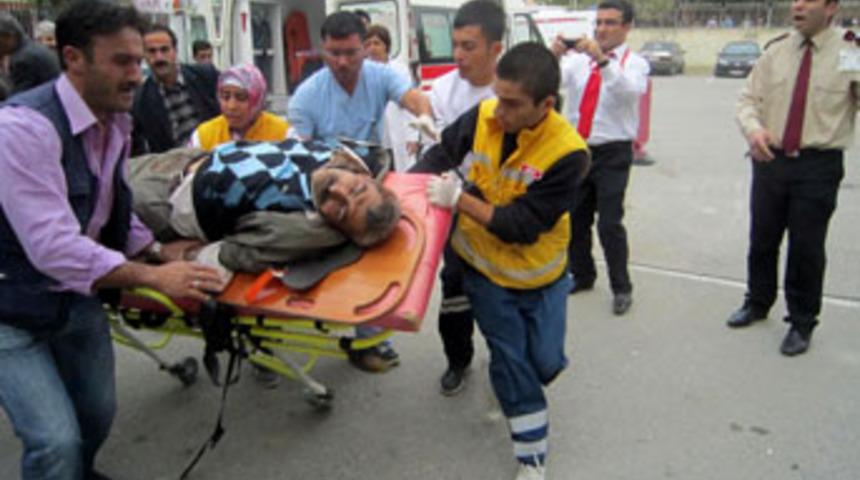 Minib&uuml;s şarampole yuvarlandı: 4 &ouml;l&uuml;