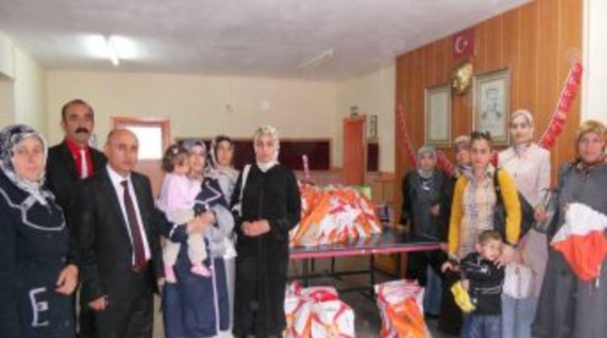 Armoni Derneği'nden k&ouml;y okuluna kırtasiye yardımı