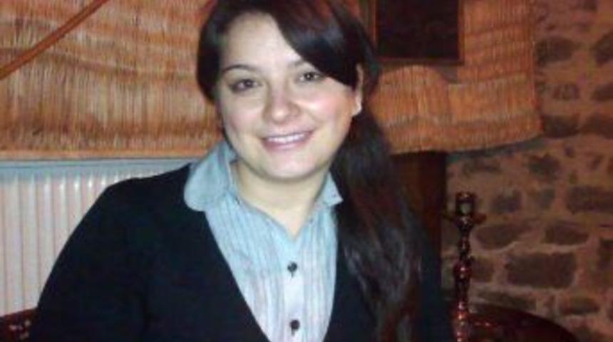 İki ay &ouml;nce &ouml;ğretmen oldu, g&ouml;rev i&ccedil;in gittiği Erciş'te enkaz altında kaldı