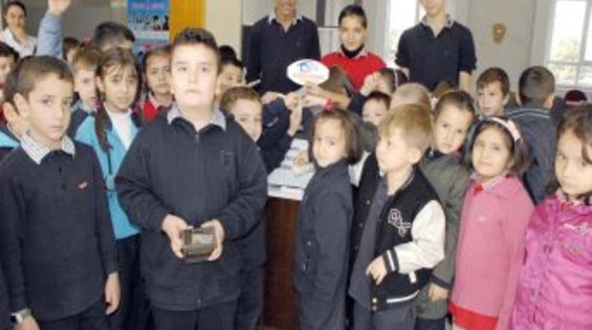 &Ouml;ğrenciler har&ccedil;lıklarını Van&rsquo;daki depremzedelere g&ouml;nderdi