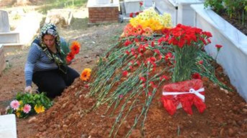 Depremde &ouml;len Zehra &ouml;ğretmen, gelinlik giyemeden toprağa verildi