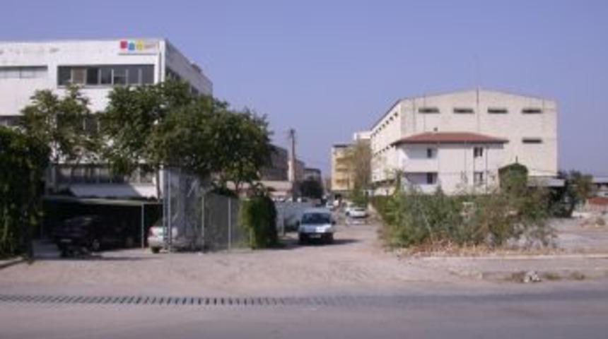 Bornova Belediyesi, fabrikanın işgal ettiği yolu trafiğe a&ccedil;tı