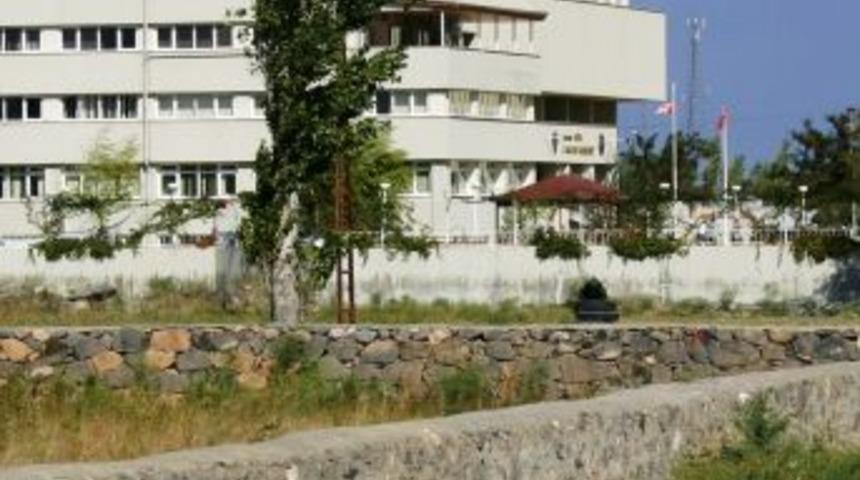 Iğdır Emniyeti, patlamayan roket mermisini imha etti