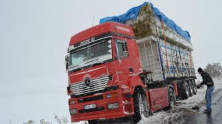 Ardahan- Şavşat karayolunda kar nedeniyle ulaşım aksıyor