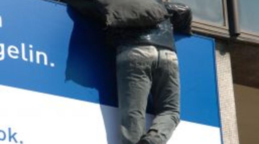 Hırsız maketini g&ouml;ren polisi arıyor