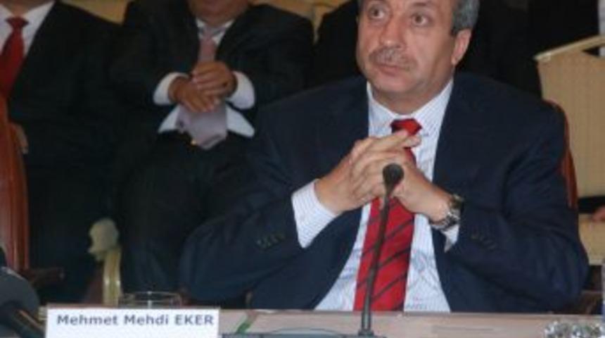 Bakan Mehdi Eker'in konvoyunda kaza