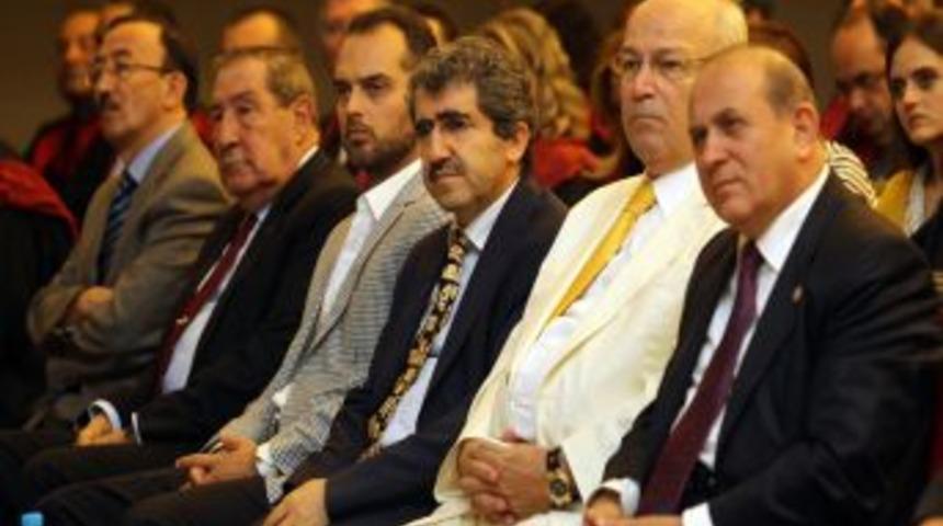 Burhan Kuzu'dan öğrencilere: Yumurtaya gerek yok, konuşma yapıp ineceğim