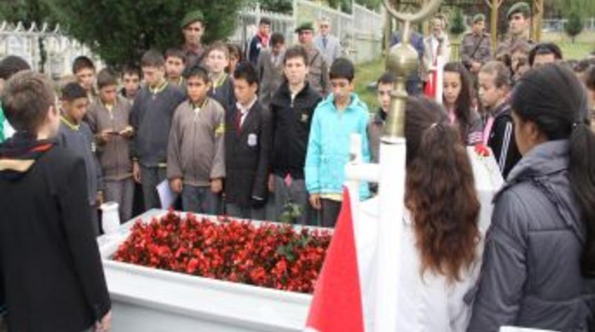 &Ouml;ğrenciler, Şehit Er &Ouml;zay&rsquo;ın doğum g&uuml;n&uuml;nde Kur&rsquo;an-ı Kerim okuyup dua etti