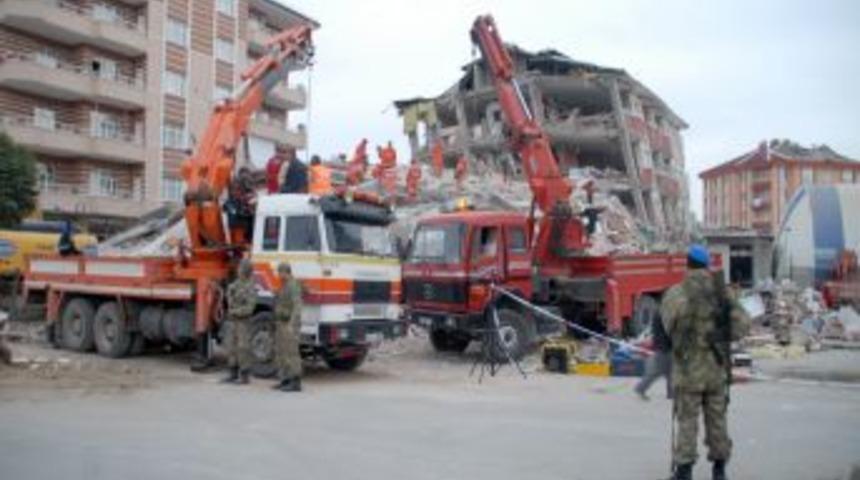 Hak-Par heyeti Van'da deprem alanlarını inceledi