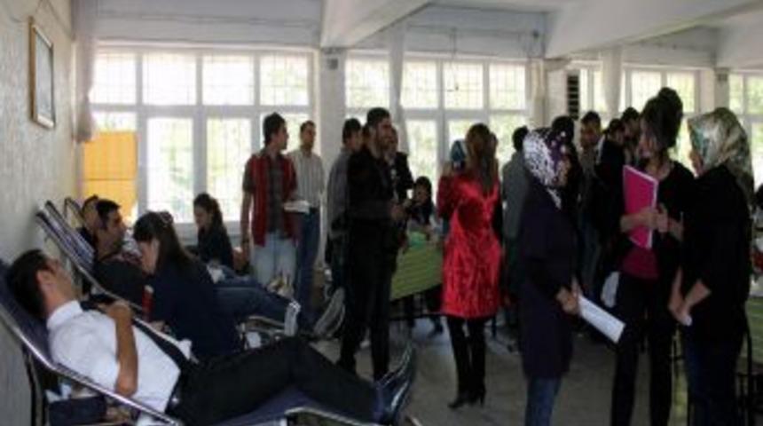 &Uuml;niversiteliler, depremzedelerin acil kan ihtiyacı i&ccedil;in sıraya girdi