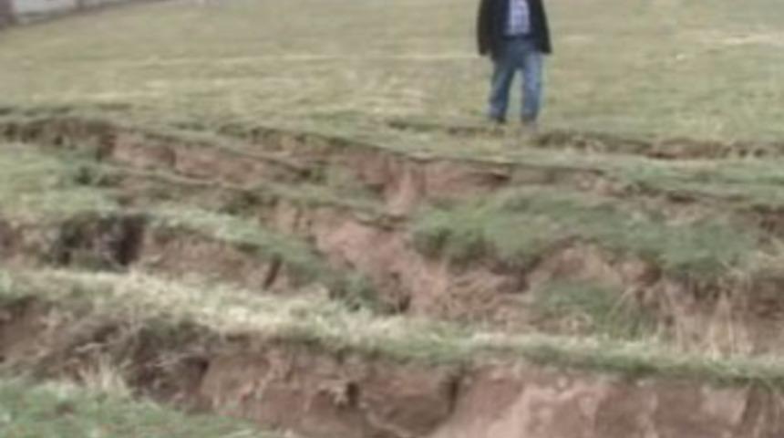 Deprem sonrası oluşan fay kırığı korkuttu