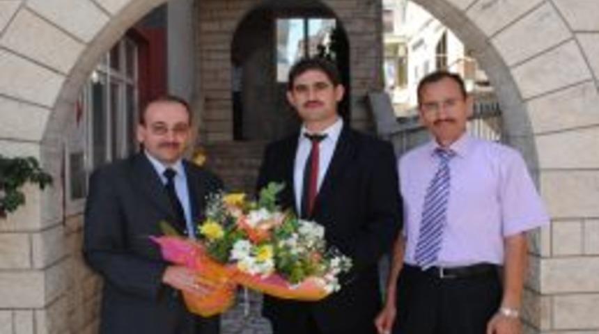 Din görevlileri, birbirlerini çiçek vererek kutladı