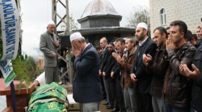 Depremde hayatını kaybeden Mustafa &ouml;ğretmen, toprağa verildi