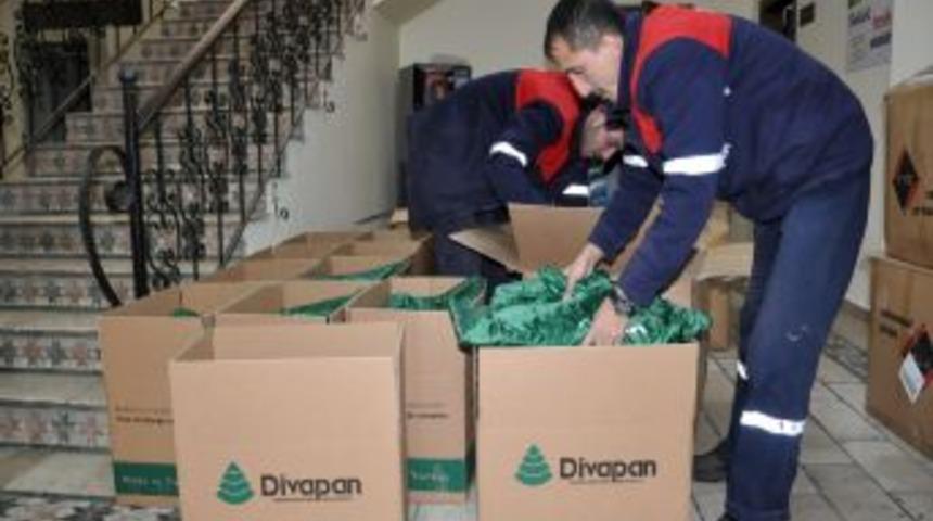 Deprem b&ouml;lgesine 500 adet kışlık mont g&ouml;nderdi