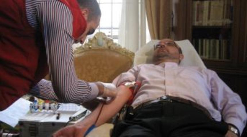 Depremzedelere kan bağışlayan İran Başkonsolosu: Deprem İran'da kalpleri salladı