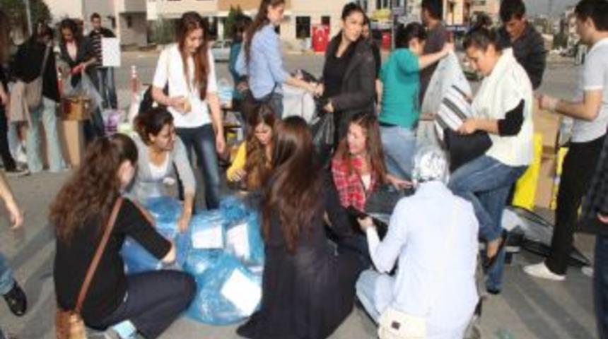 Pamukkale &Uuml;niversitesi &ouml;ğrencileri depremzedelere yardım topluyor