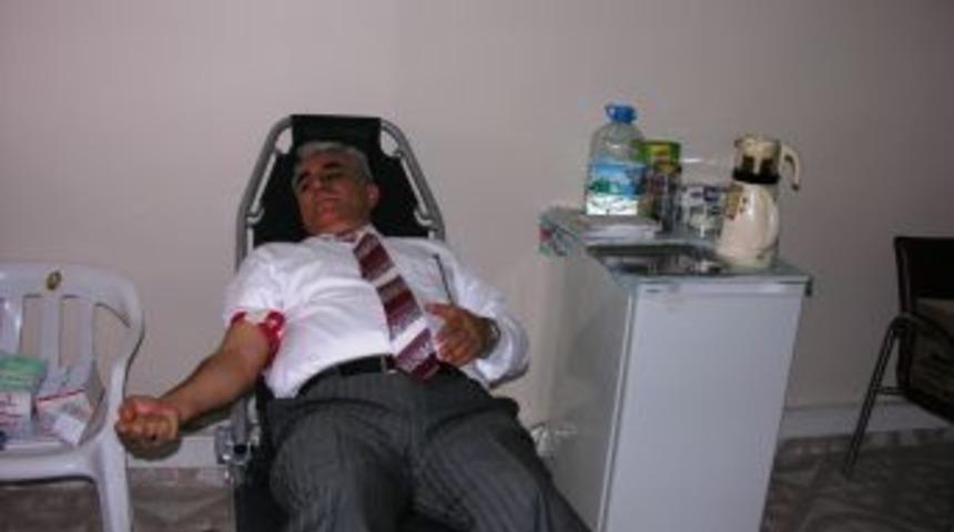 Batmanlılar depremzedelere kan vermek i&ccedil;in kuyruğa girdi