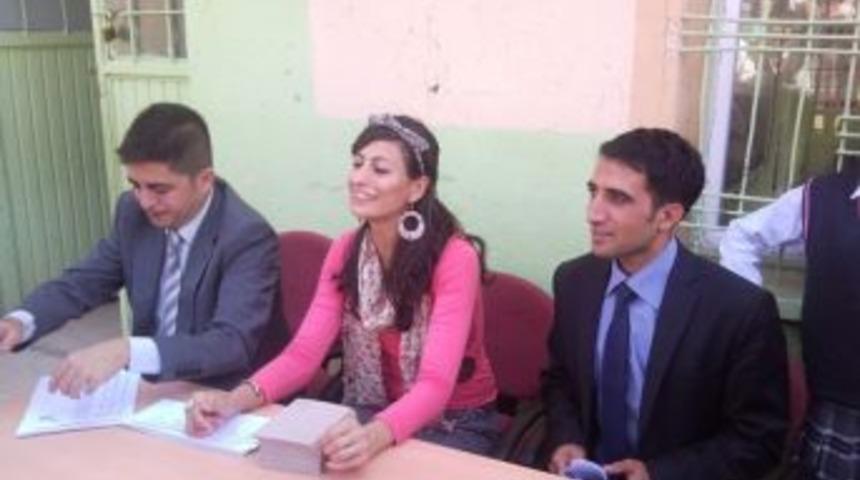 Minik &ouml;ğrenciler, okul temsilcisini se&ccedil;mek i&ccedil;in sandık başına gitti