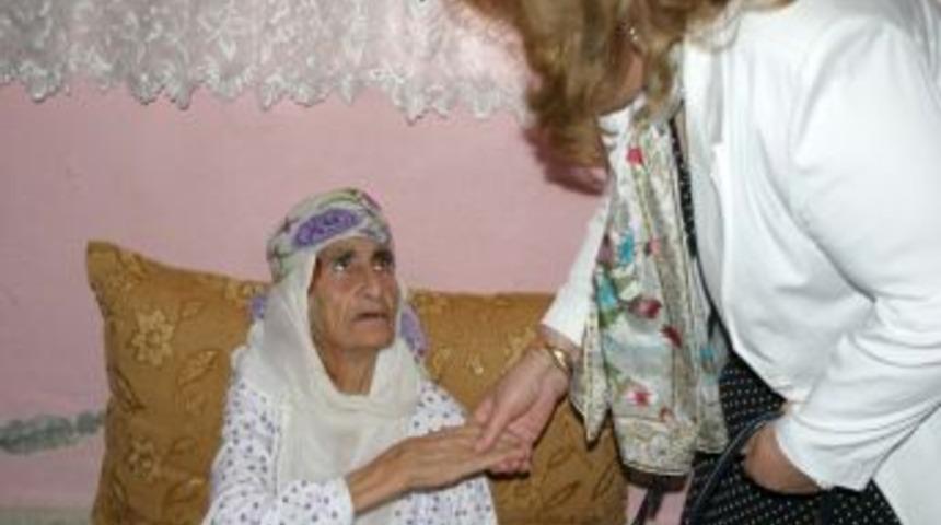 Vali eşi G&uuml;ls&uuml;m &Ccedil;olak, mağdur aileye yardım eli uzattı