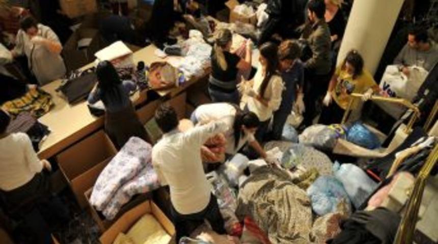 Twitter ve Facebook'ta organize olup, depremzedelere yardım i&ccedil;in buluştular