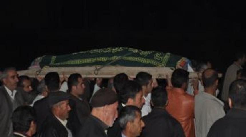 Van depreminde hayatını kaybeden gen&ccedil; kız defnedildi