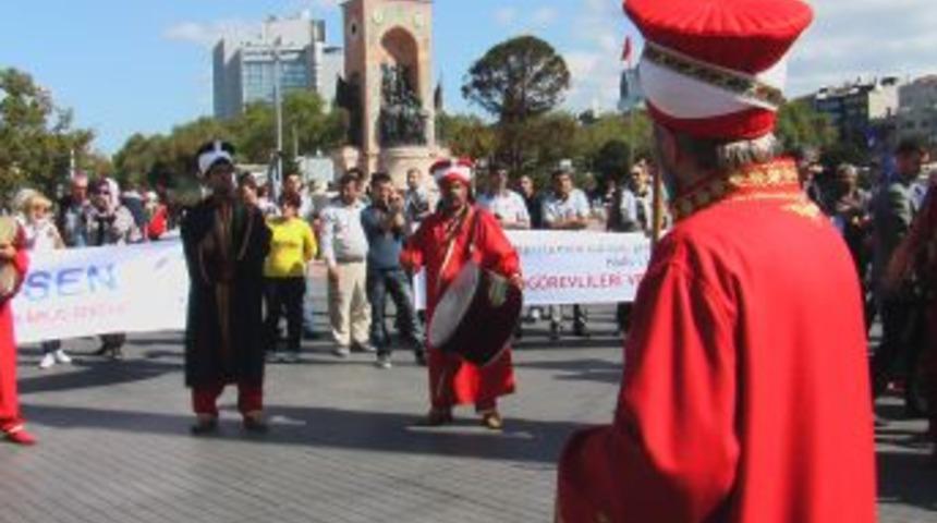 Din g&ouml;revlileri mehter eşliğinde y&uuml;r&uuml;d&uuml;