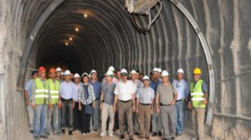 Ankara&rsquo;dan gelen heyet 2 milyon yavru sazanı G&ouml;ksu Barajı'na bıraktı