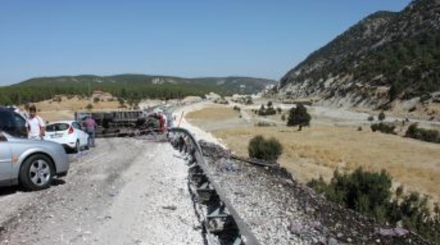 Freni patlayan kamyon devrildi: 1 &ouml;l&uuml;