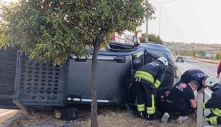 &Ccedil;ocuklu otomobili ka&ccedil;ırıp &ouml;n&uuml;ne gelene &ccedil;arptı