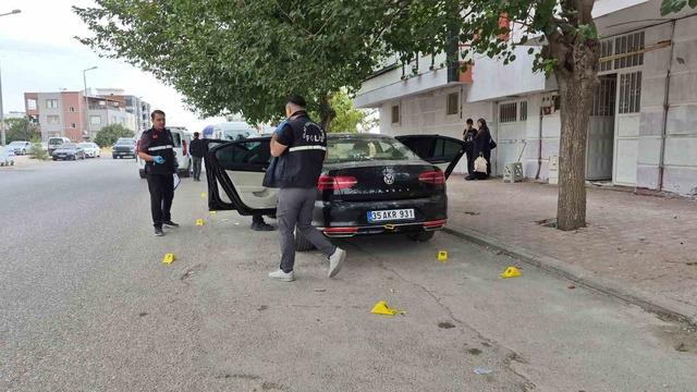 Park halindeki otomobil kurşunlandı 3
