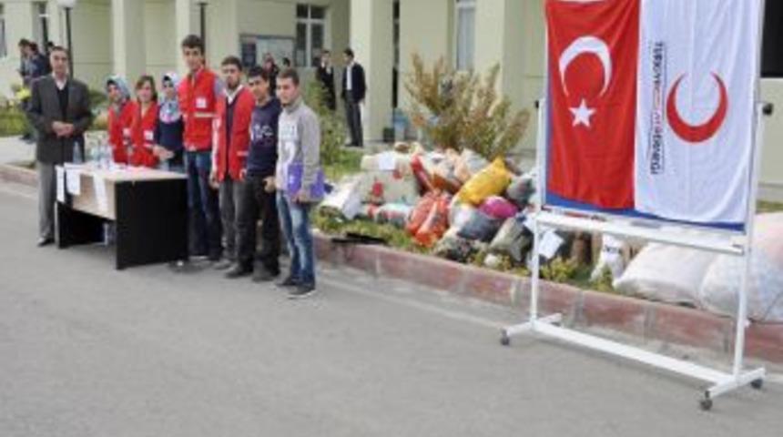 &Uuml;niversite &ouml;ğrencileri har&ccedil;lıklarını depremzedelere g&ouml;nderdi