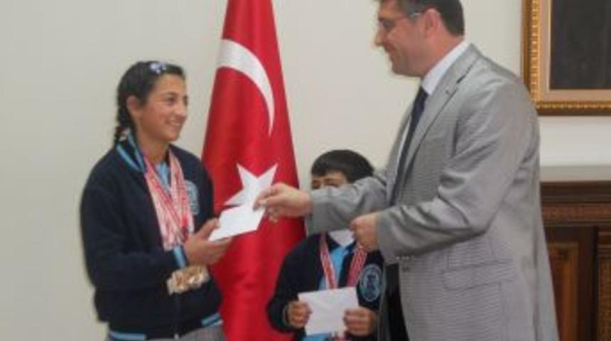 Short trackın şampiyon &ouml;ğrencilerinden Kaymakam Esmer'e ziyaret