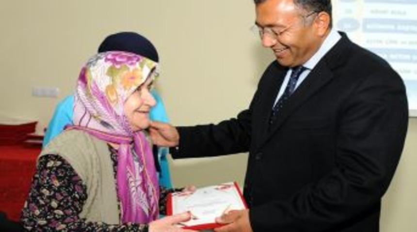 Sosyal Hizmetler İl M&uuml;d&uuml;rl&uuml;ğ&uuml;'ne katkıda bulunanlar &ouml;d&uuml;llendirildi