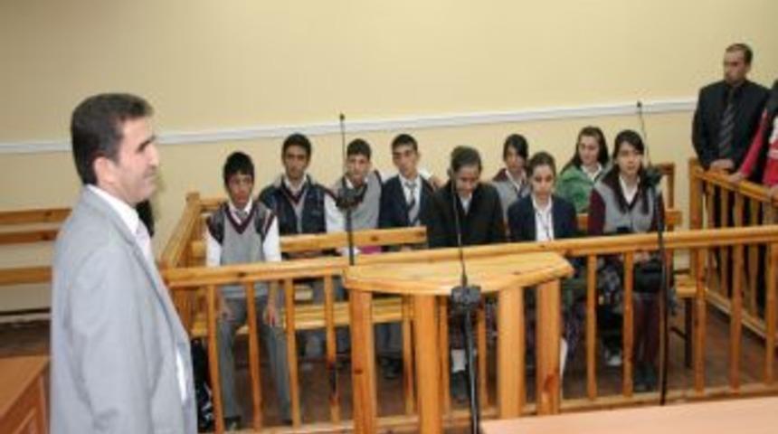&Ouml;ğrenciler duruşma salonunu gezdi