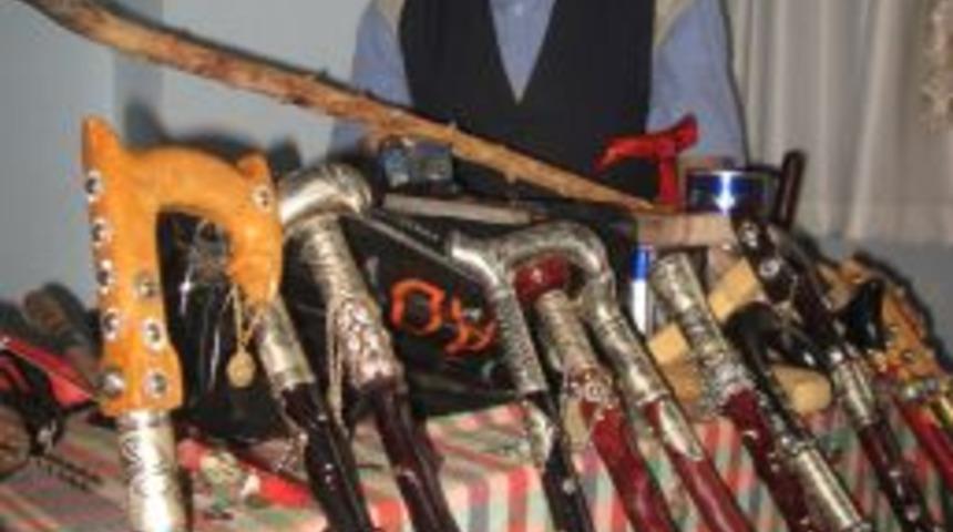 85 yaşında baston yapıp satarak ge&ccedil;imini sağlıyor