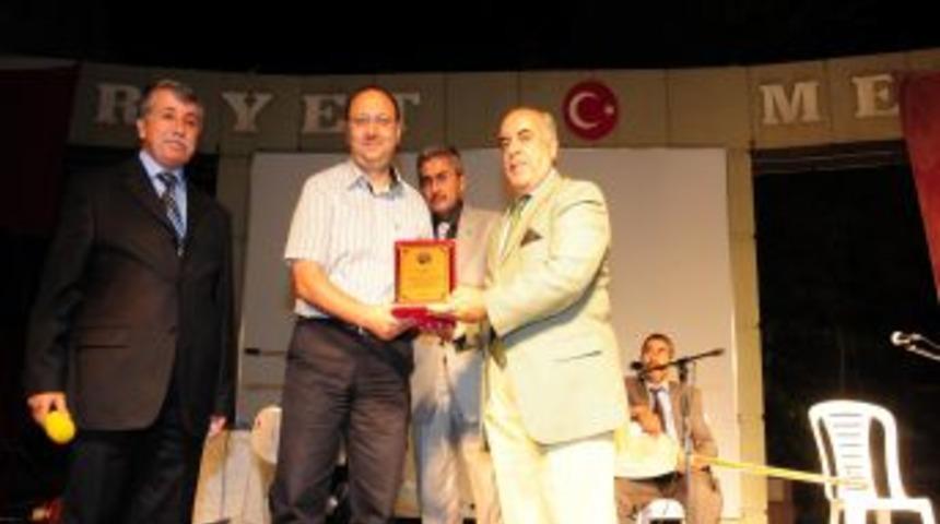 Cerrahoğlu&rsquo;na &lsquo;Halk K&uuml;lt&uuml;r&uuml;ne Hizmet&rsquo; &ouml;d&uuml;l&uuml;