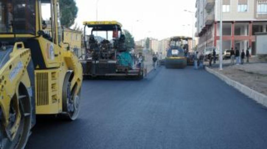 Erzurum&rsquo;un yeni caddesi asfaltlanıyor