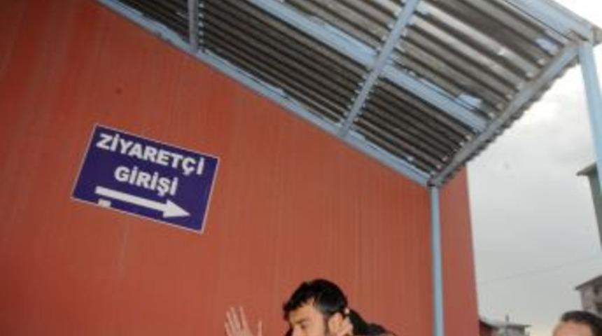 Depremzedeler hırsızı lin&ccedil; etmek istedi