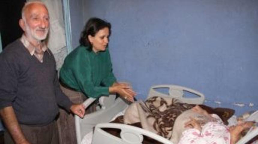 Bayan Kızılcık, ev ziyaretlerine devam ediyor