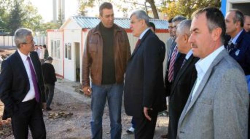 Karaosmanoğlu, K&ouml;rfez K&uuml;lt&uuml;r Merkezi'nde incelemede bulundu