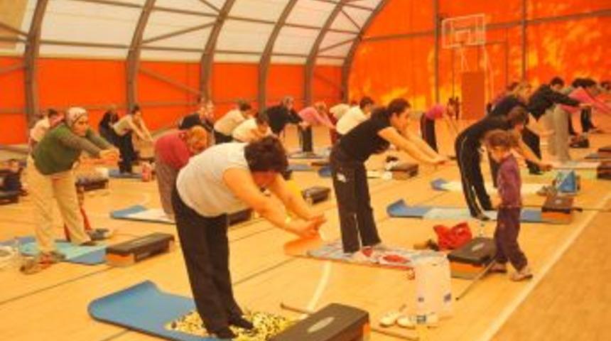 Kepez'de okullara yapılan &ccedil;adır spor salonlarından kadınlar da istifade ediyor