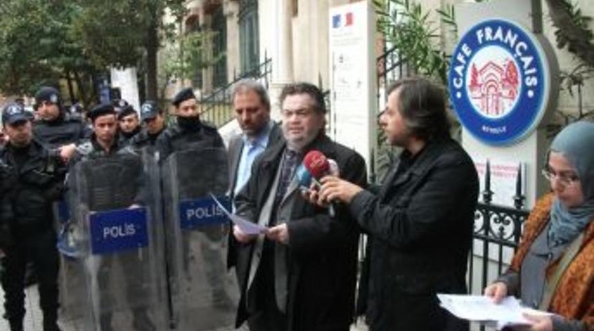 Kaddafi&rsquo;nin &ouml;ld&uuml;r&uuml;lmesini Fransız Başkonsolosluğu &ouml;n&uuml;nde protesto ettiler