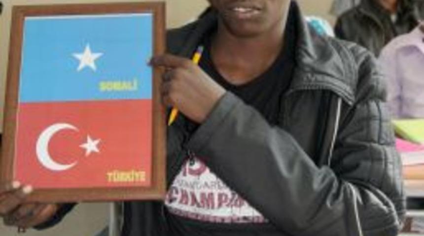 Somalili &ouml;ğrenciler burslarını Vanlı &ouml;ğrencilere bağışladı